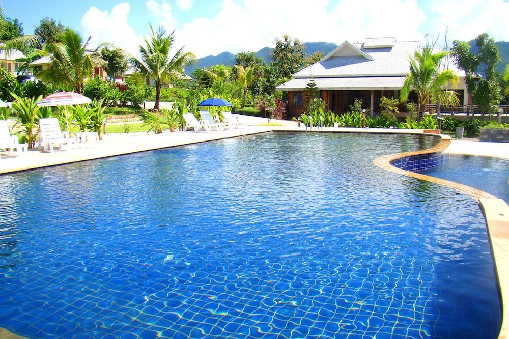 حوض السباحة