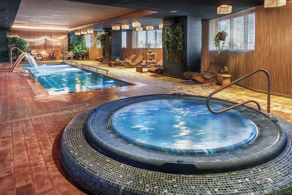 حوض السباحة