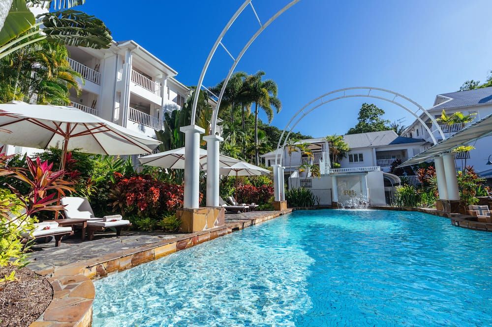 حوض السباحة