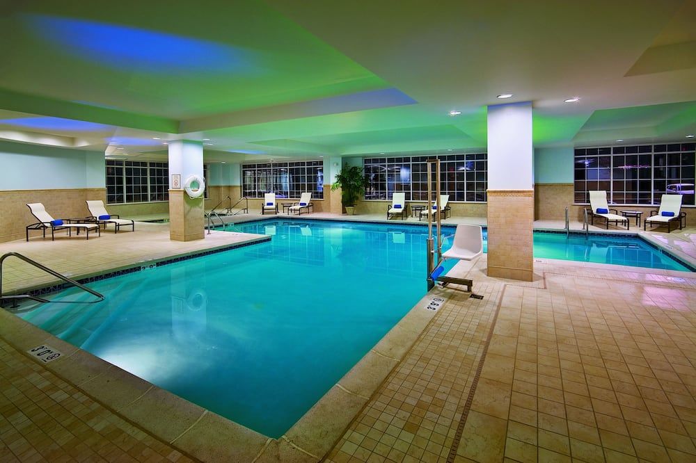 حوض السباحة