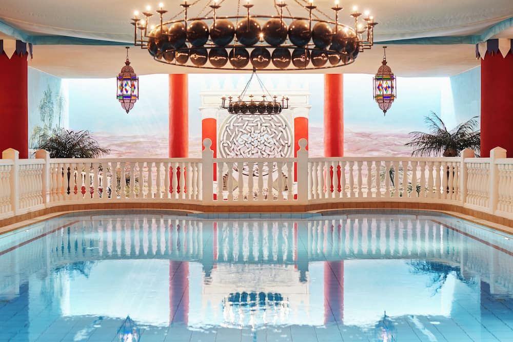 حوض السباحة