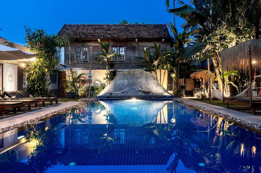 حوض السباحة