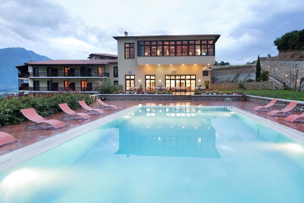 حوض السباحة