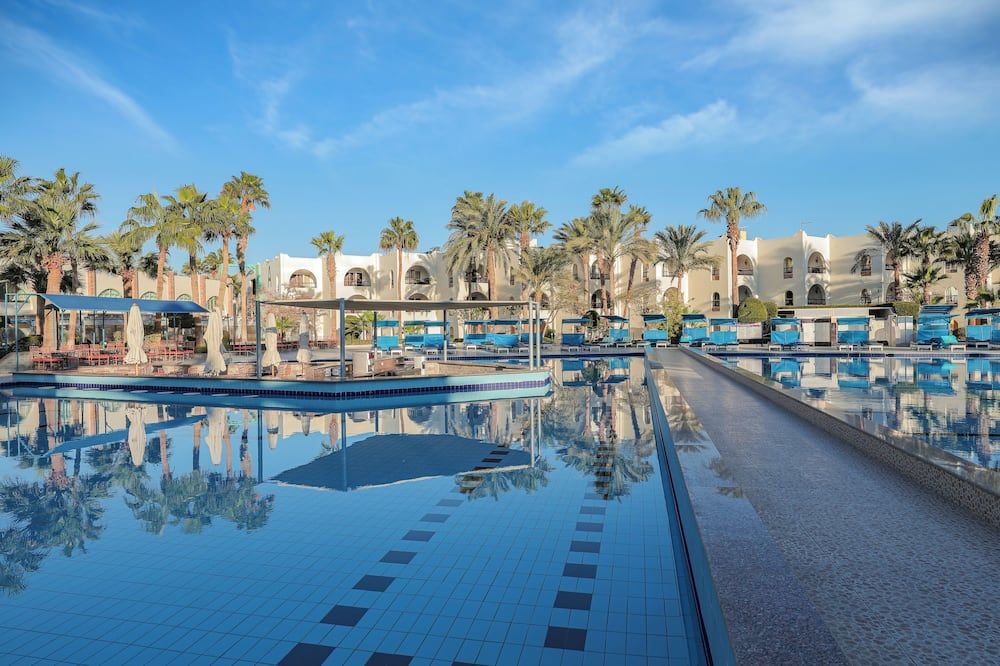 حوض السباحة