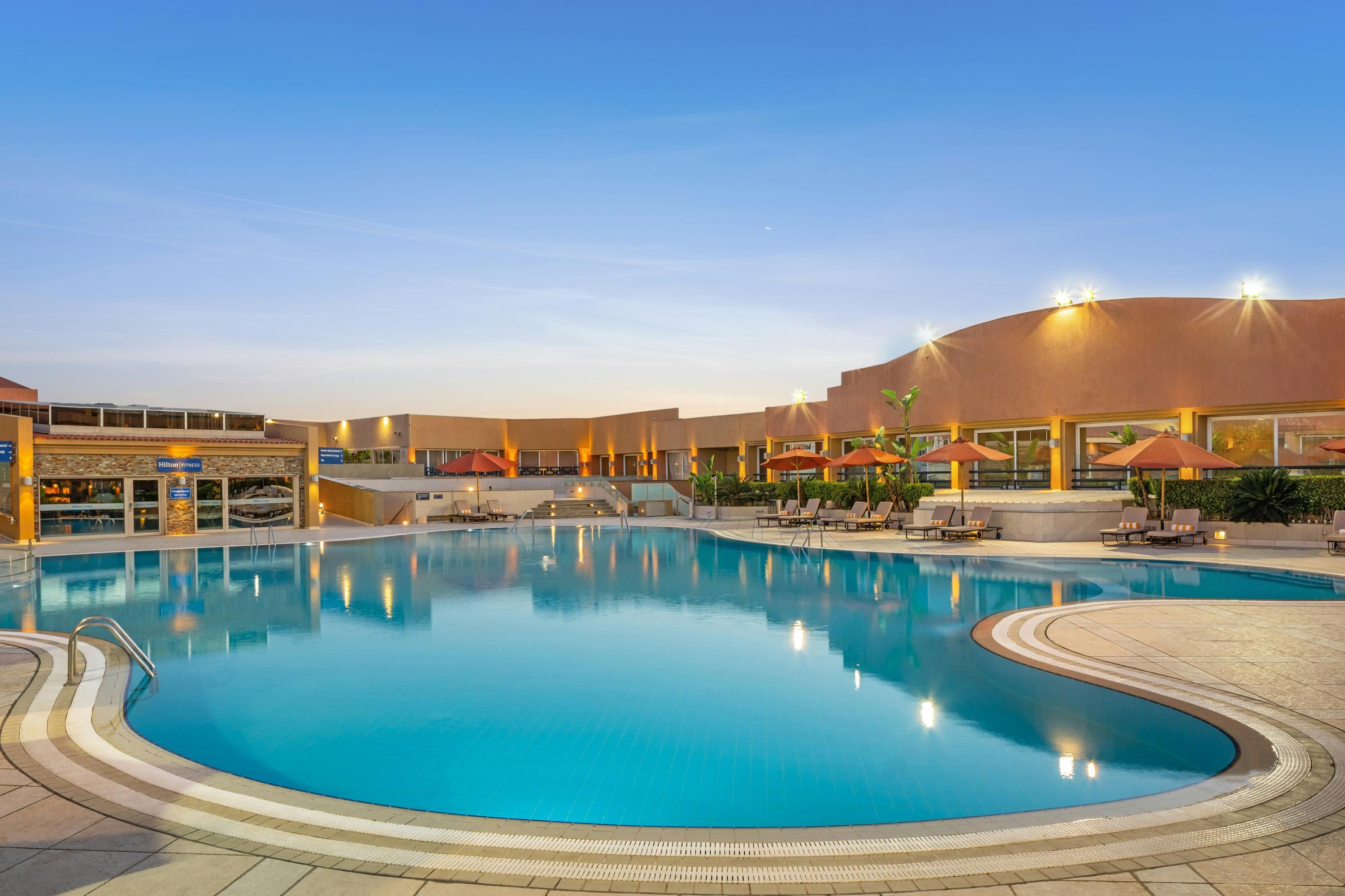 حوض السباحة