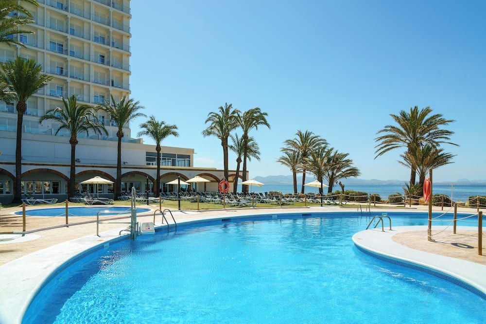 حوض السباحة