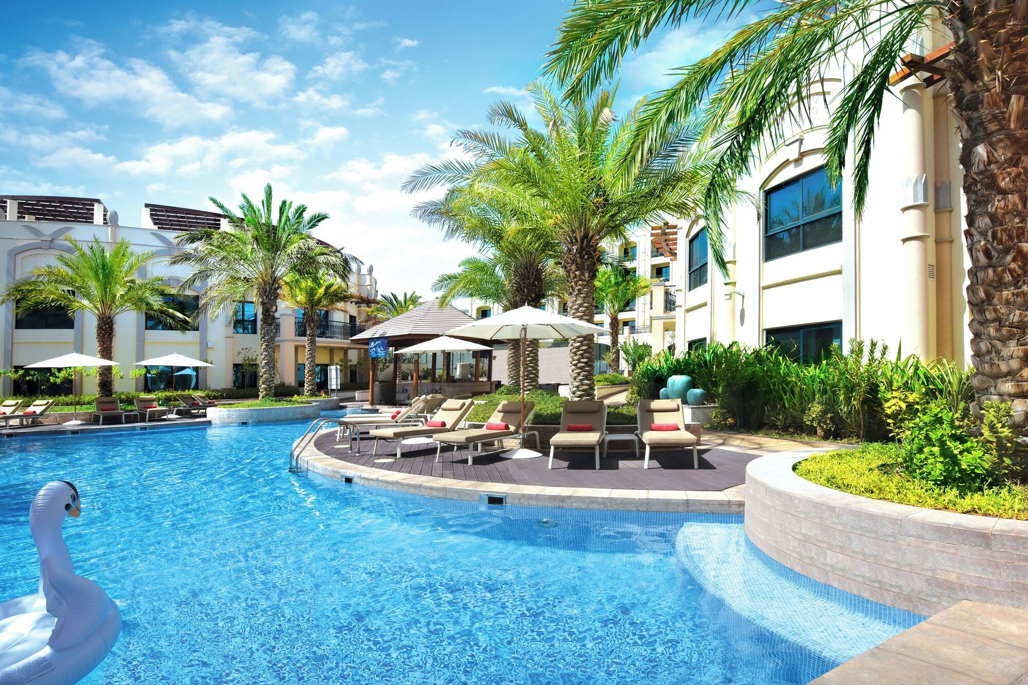 حوض السباحة