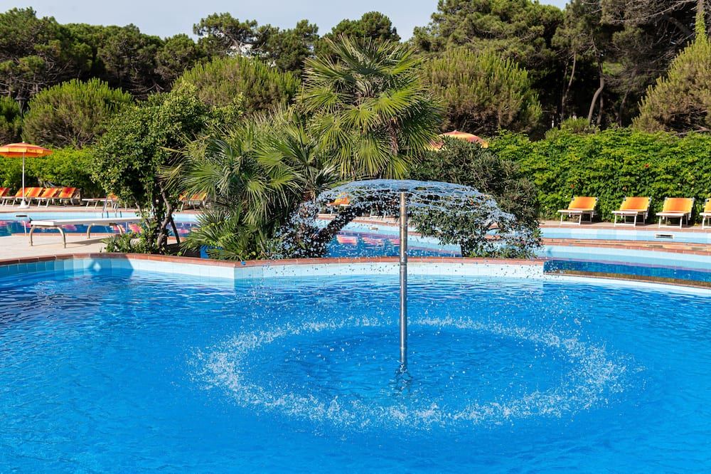 حوض السباحة