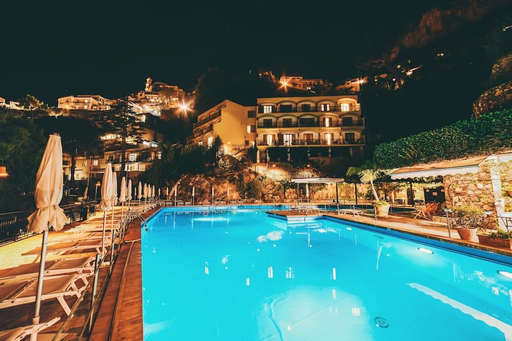 حوض السباحة