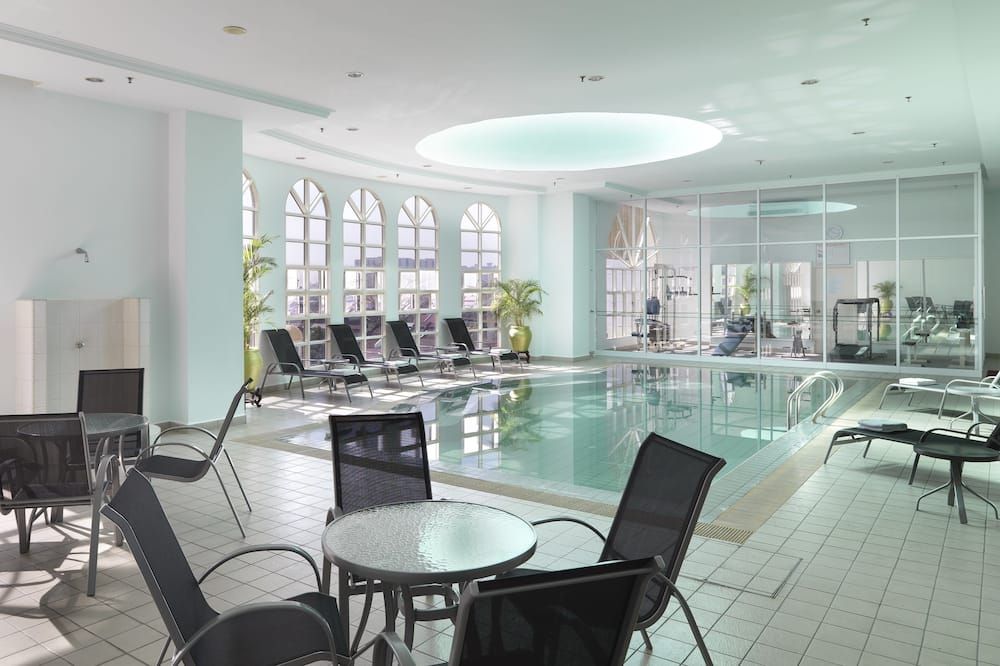 حوض السباحة