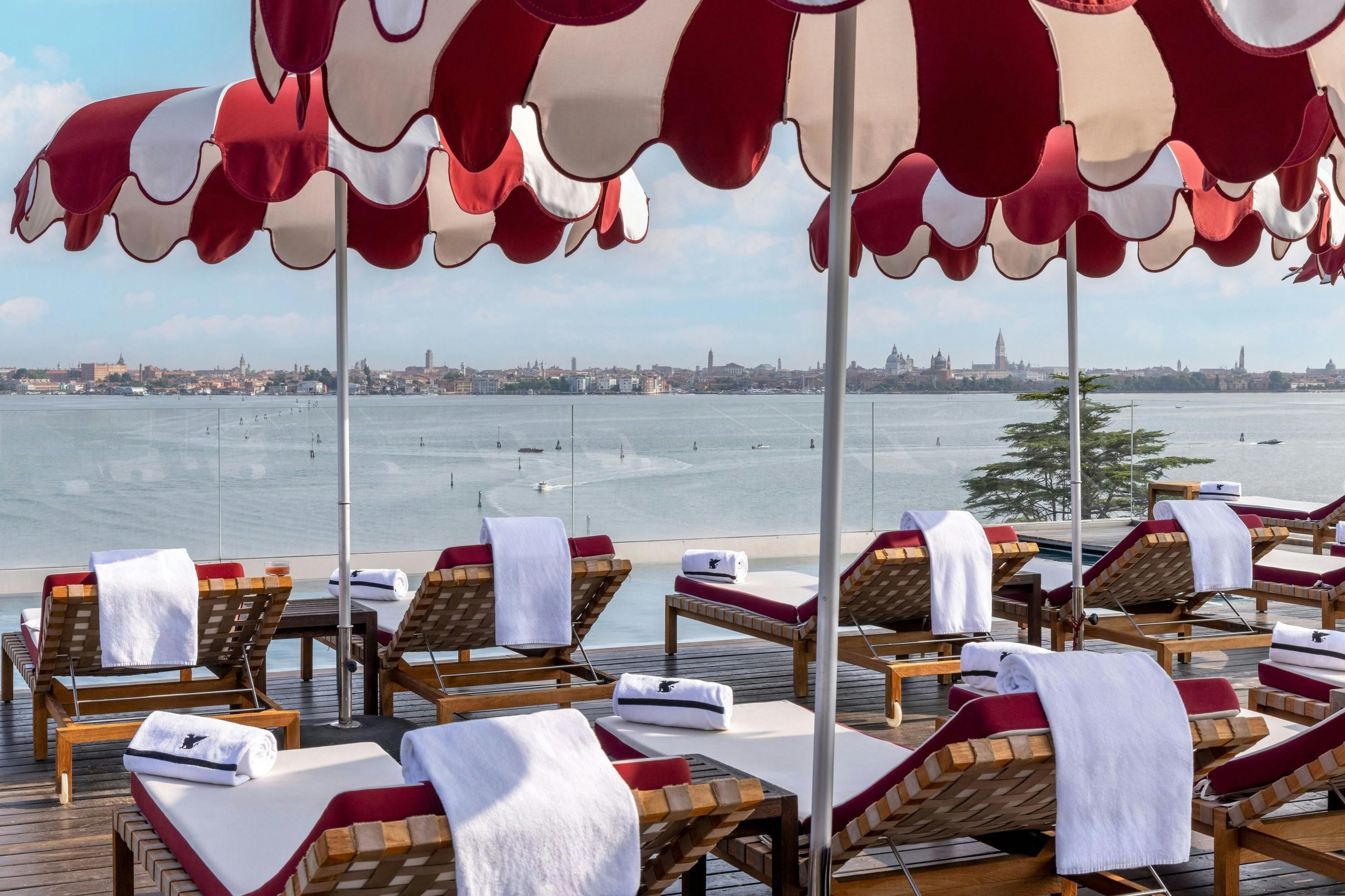 حوض السباحة