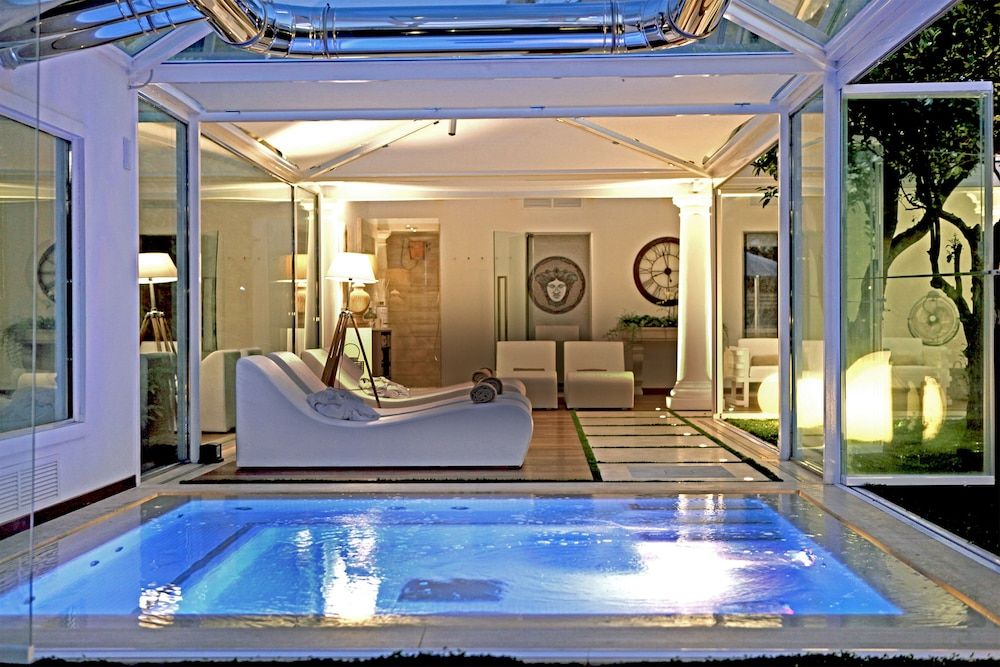 حوض السباحة