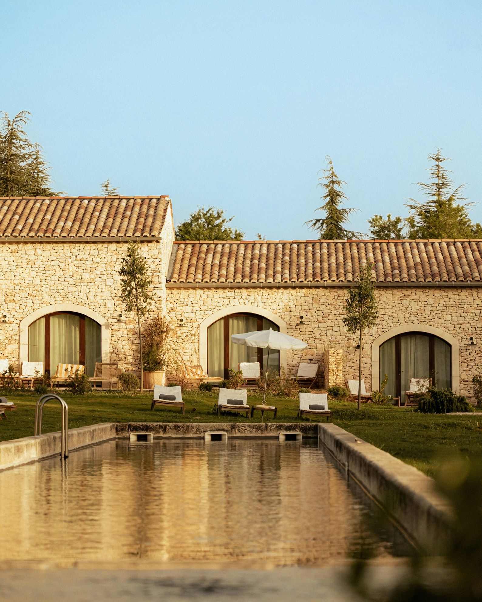 حوض السباحة