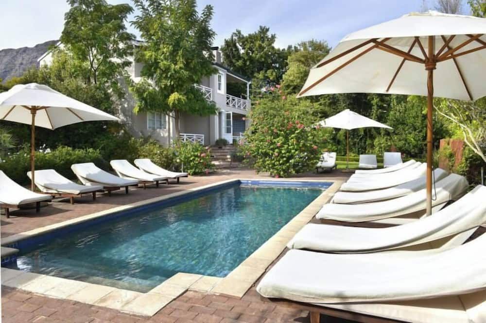 حوض السباحة