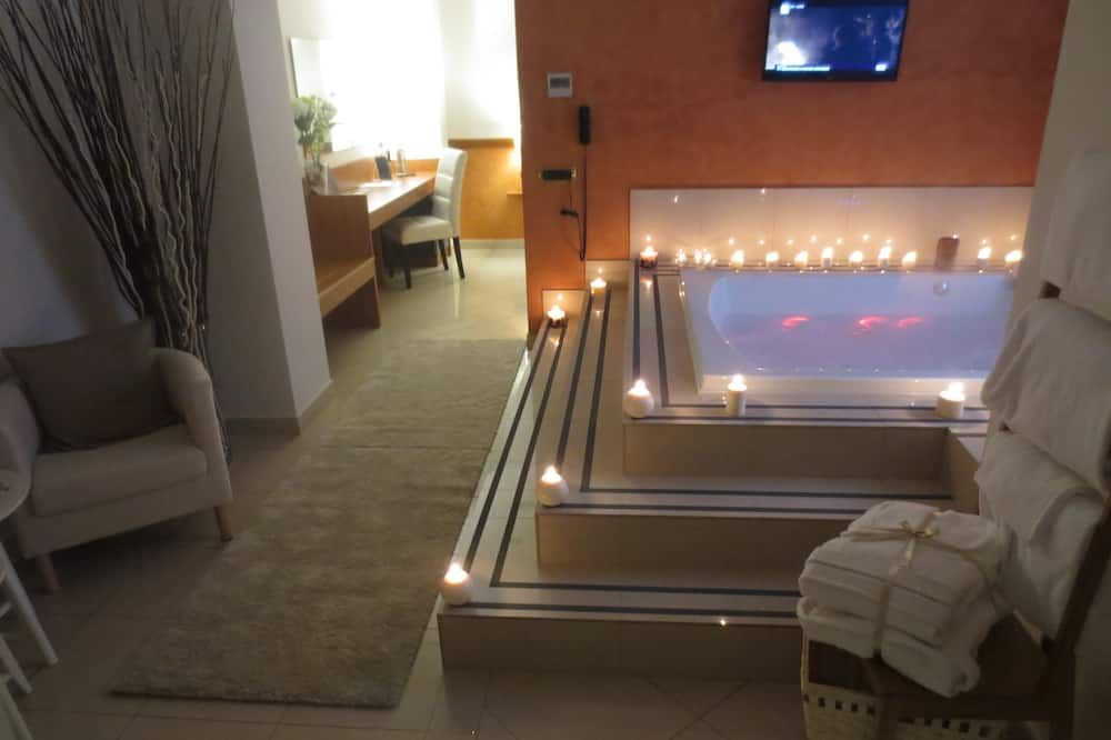 حوض السباحة