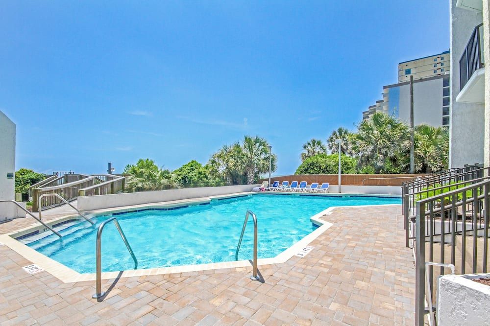 حوض السباحة