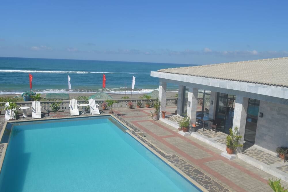 حوض السباحة