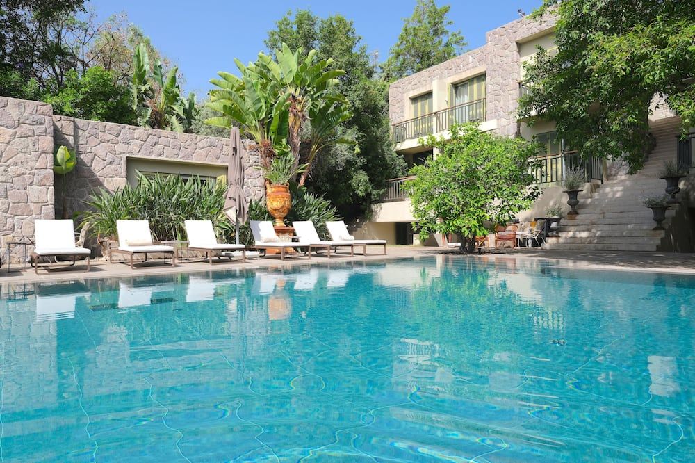 حوض السباحة