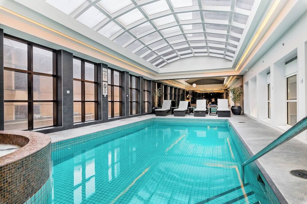 حوض السباحة