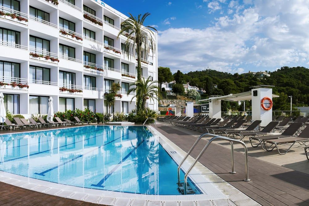 حوض السباحة