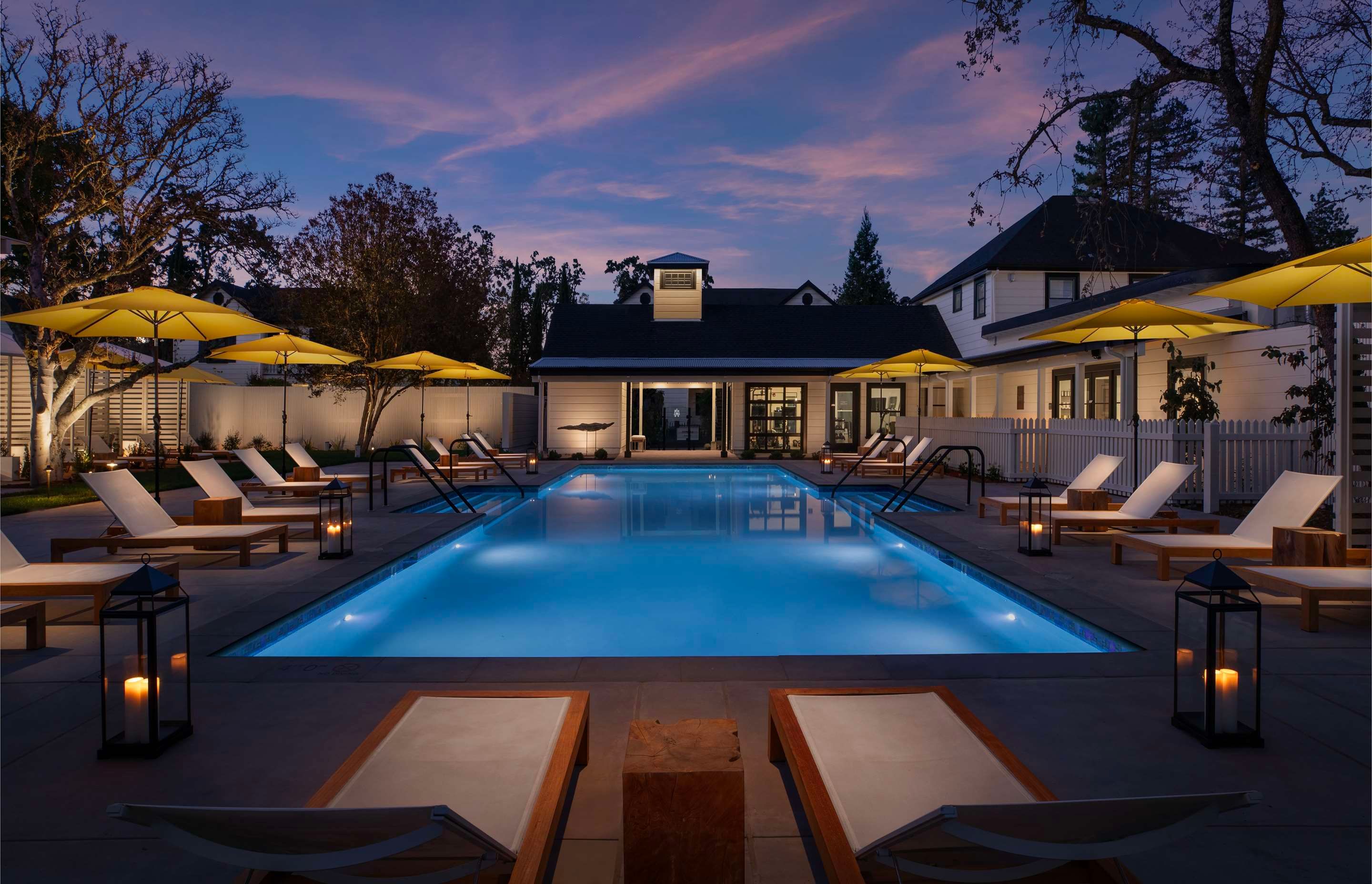 حوض السباحة