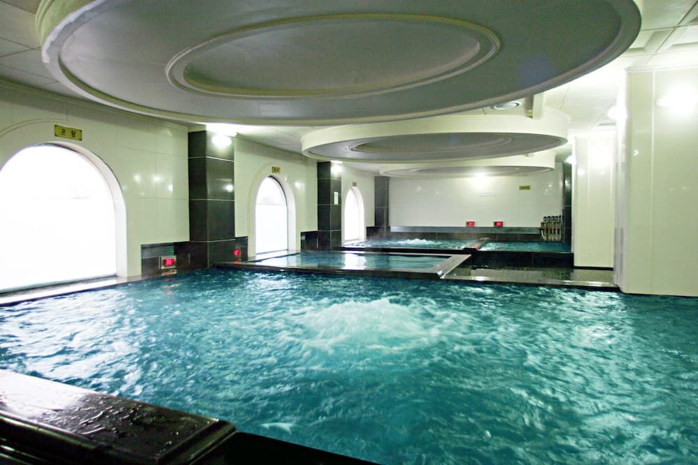 حوض السباحة