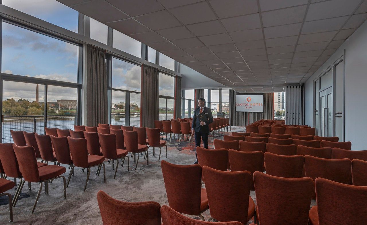 غرفة الاجتماعات