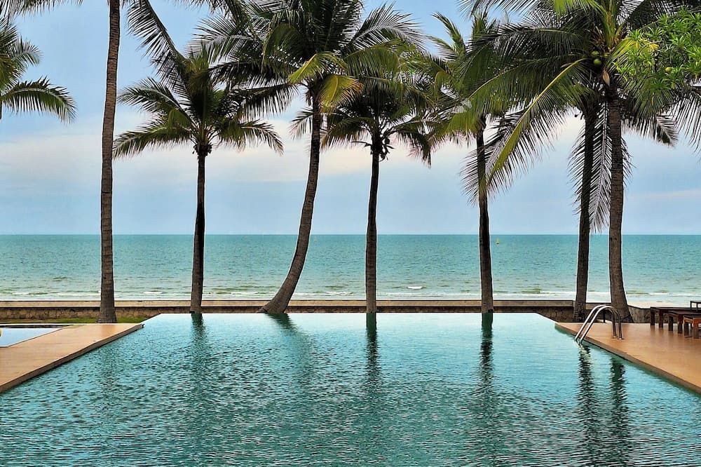 حوض السباحة