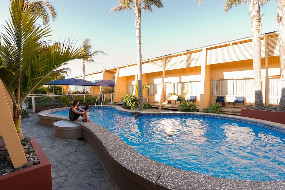 حوض السباحة