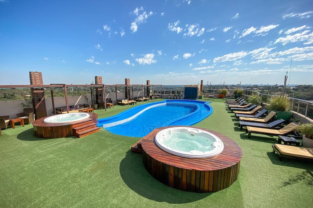 حوض السباحة