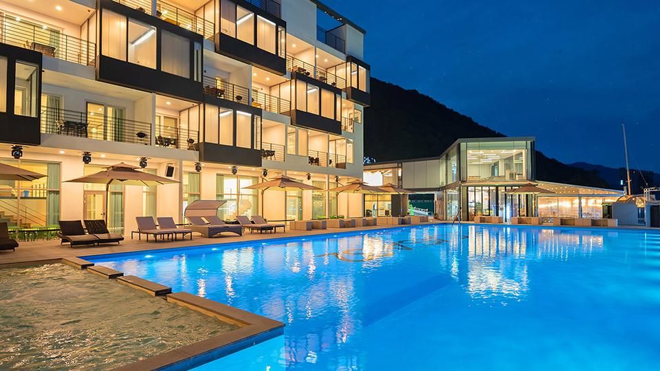 حوض السباحة