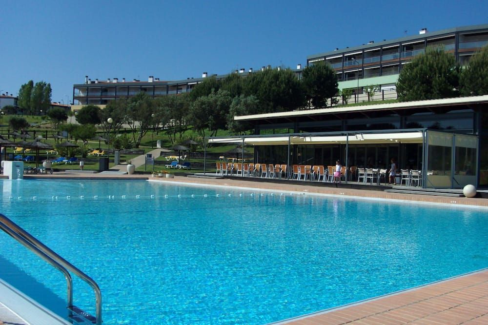 حوض السباحة