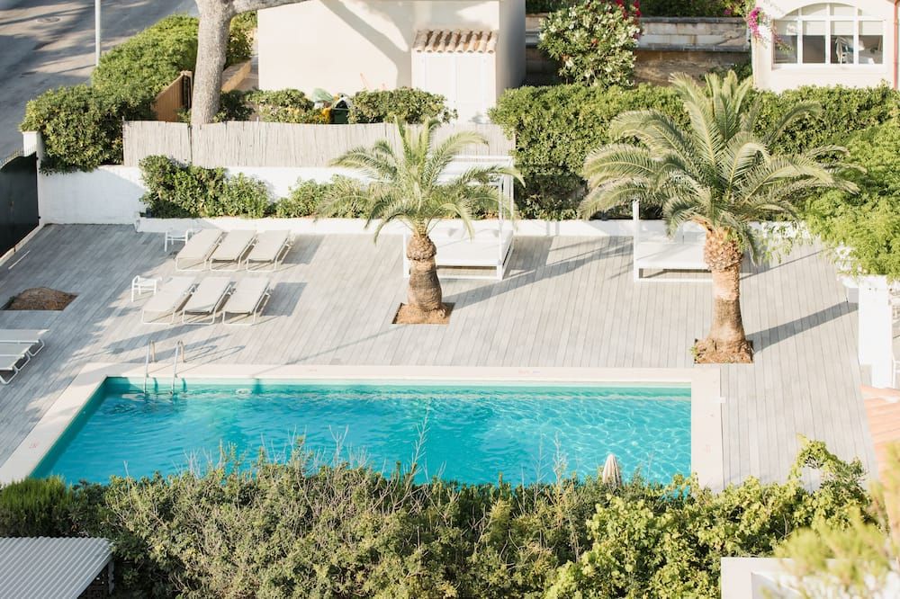 حوض السباحة