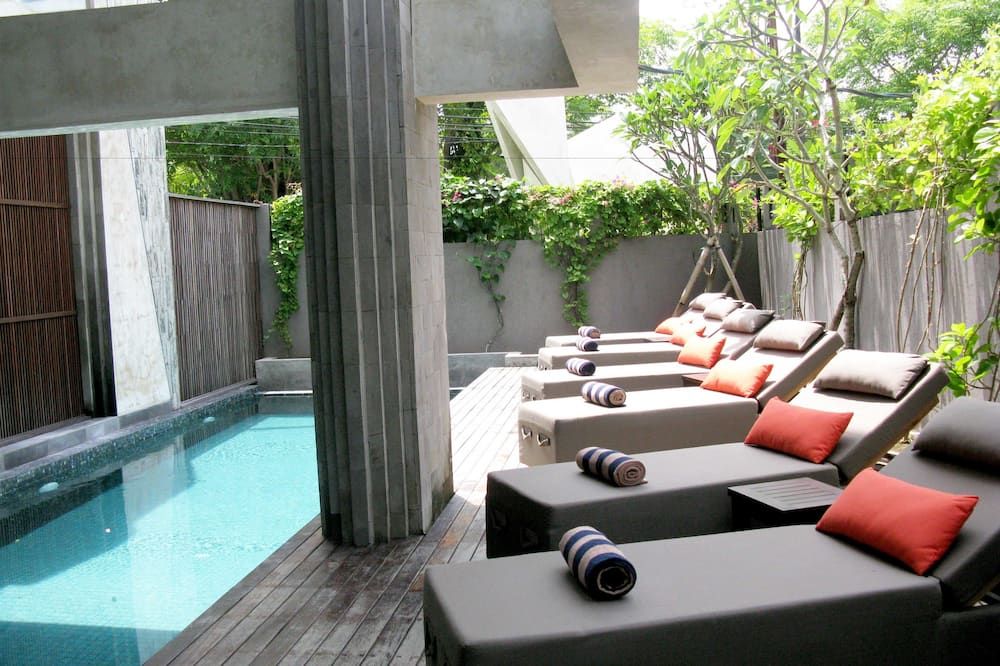 حوض السباحة