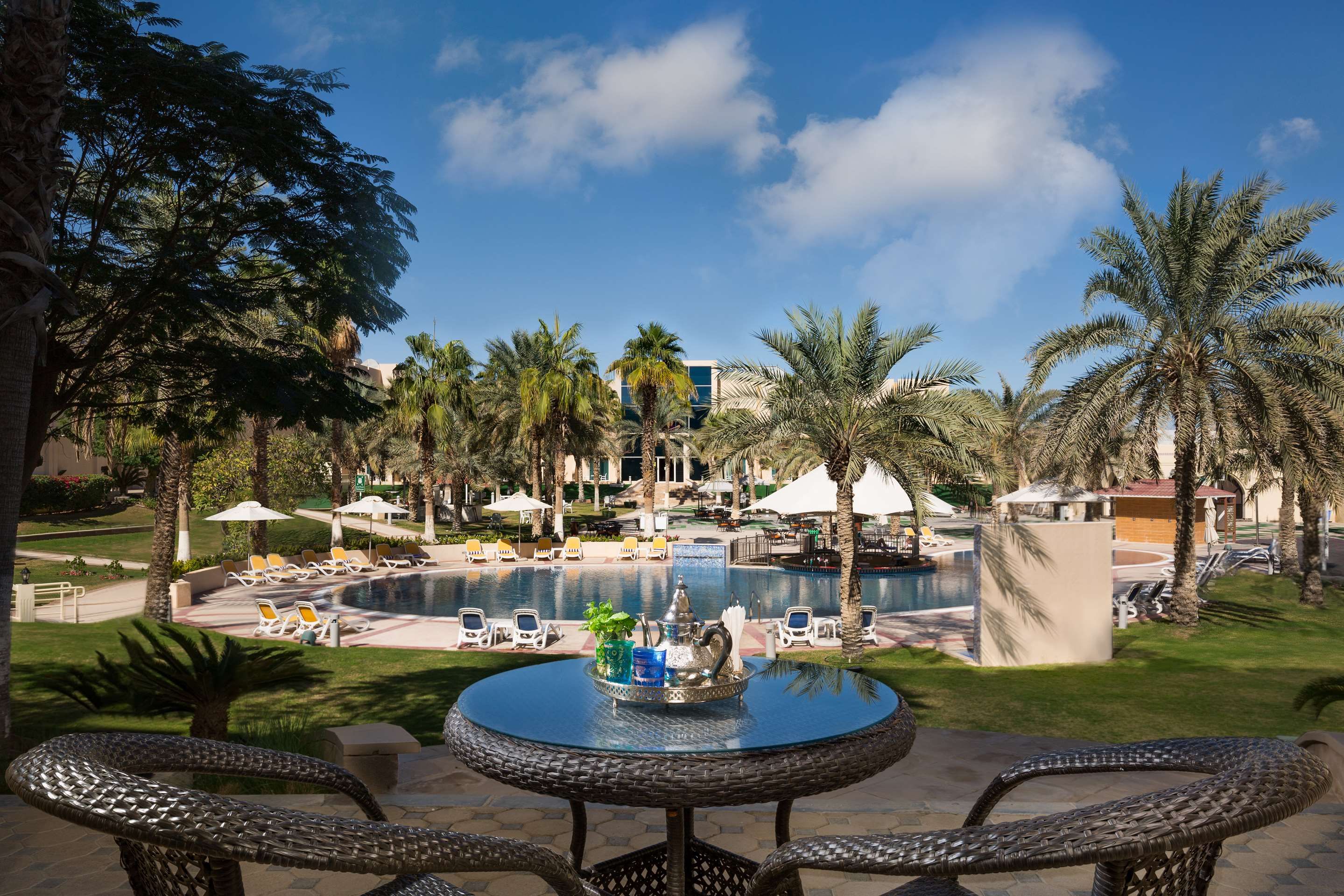 حوض السباحة