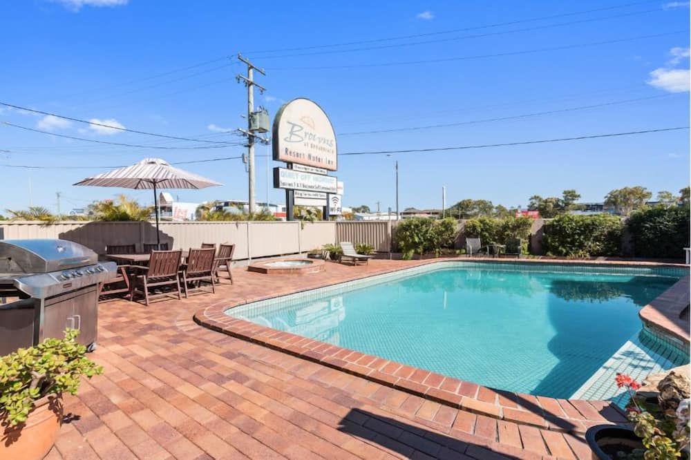 حوض السباحة