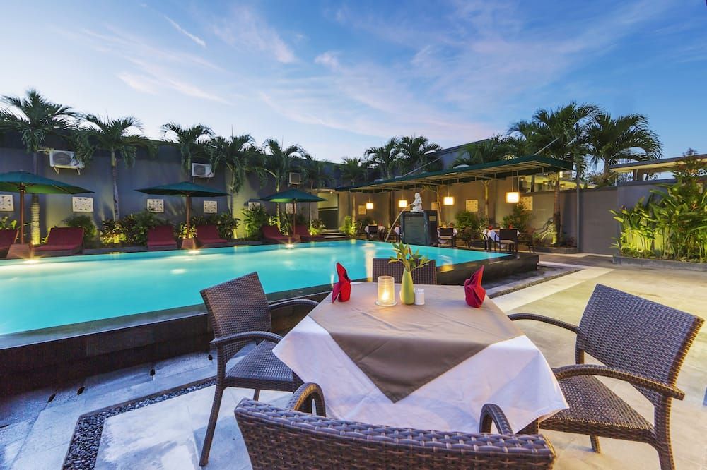 حوض السباحة