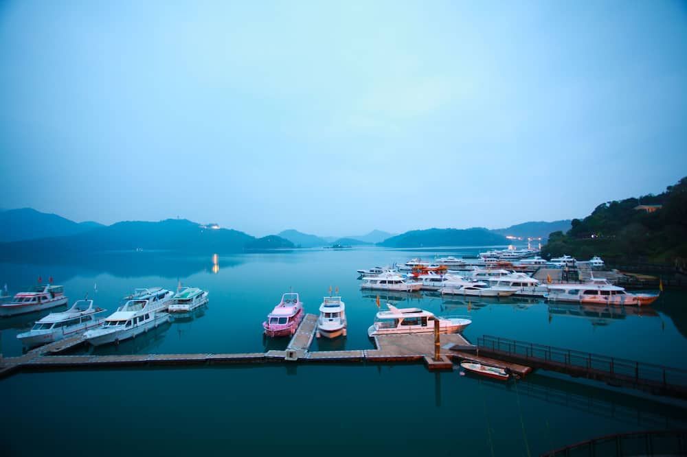 حوض السباحة