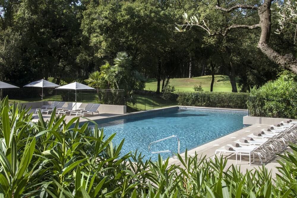 حوض السباحة