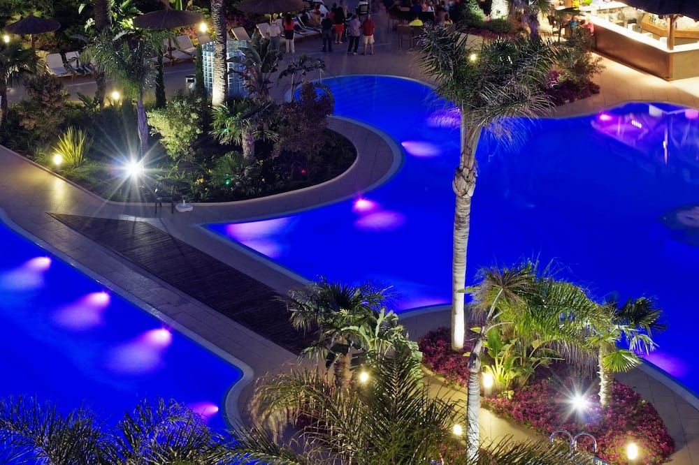 حوض السباحة