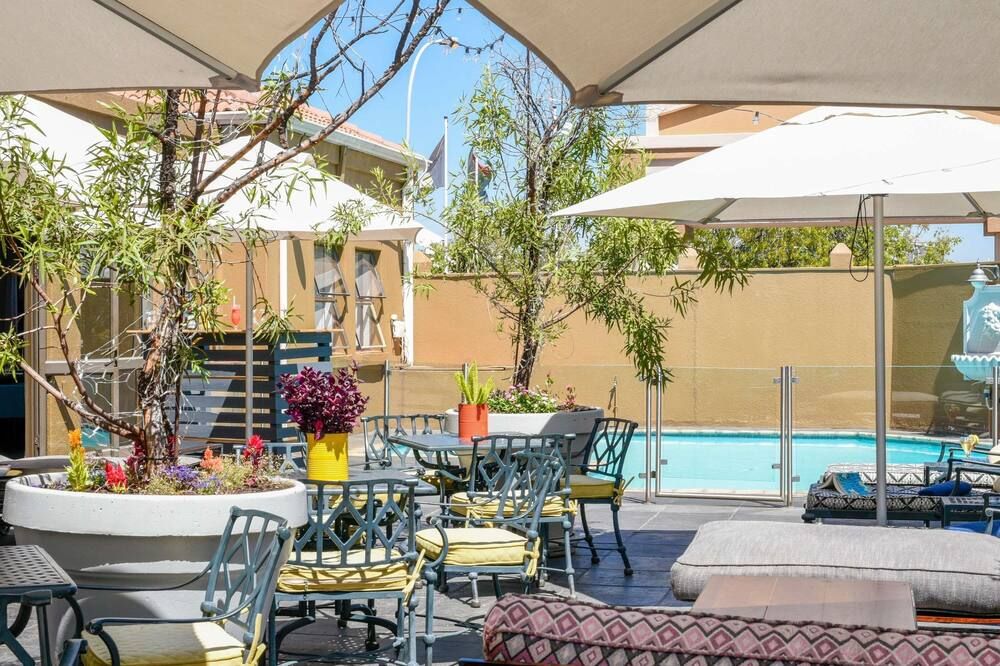 حوض السباحة