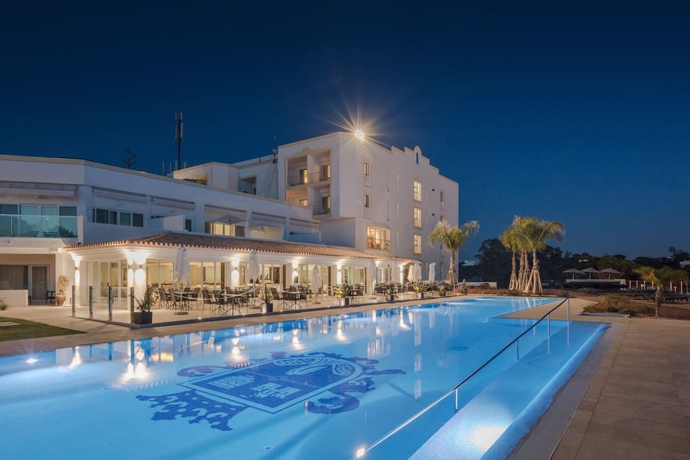 حوض السباحة