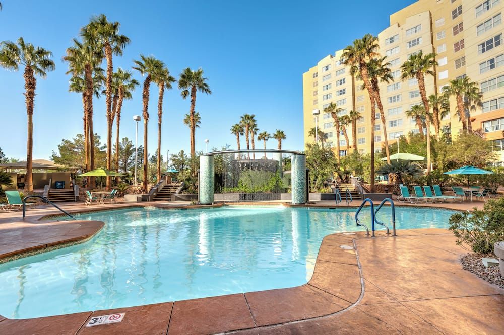 حوض السباحة