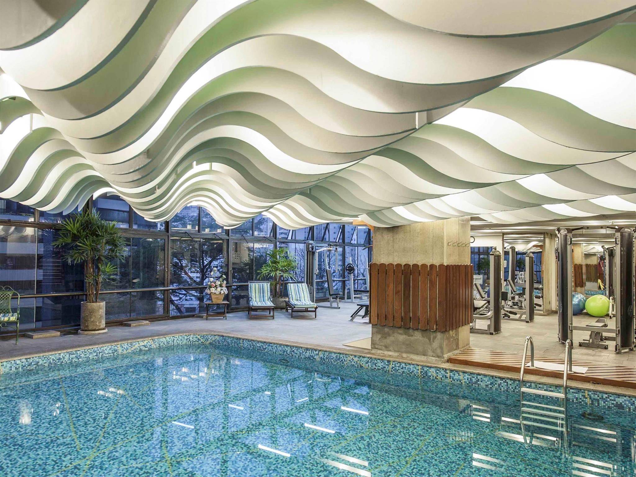 حوض السباحة