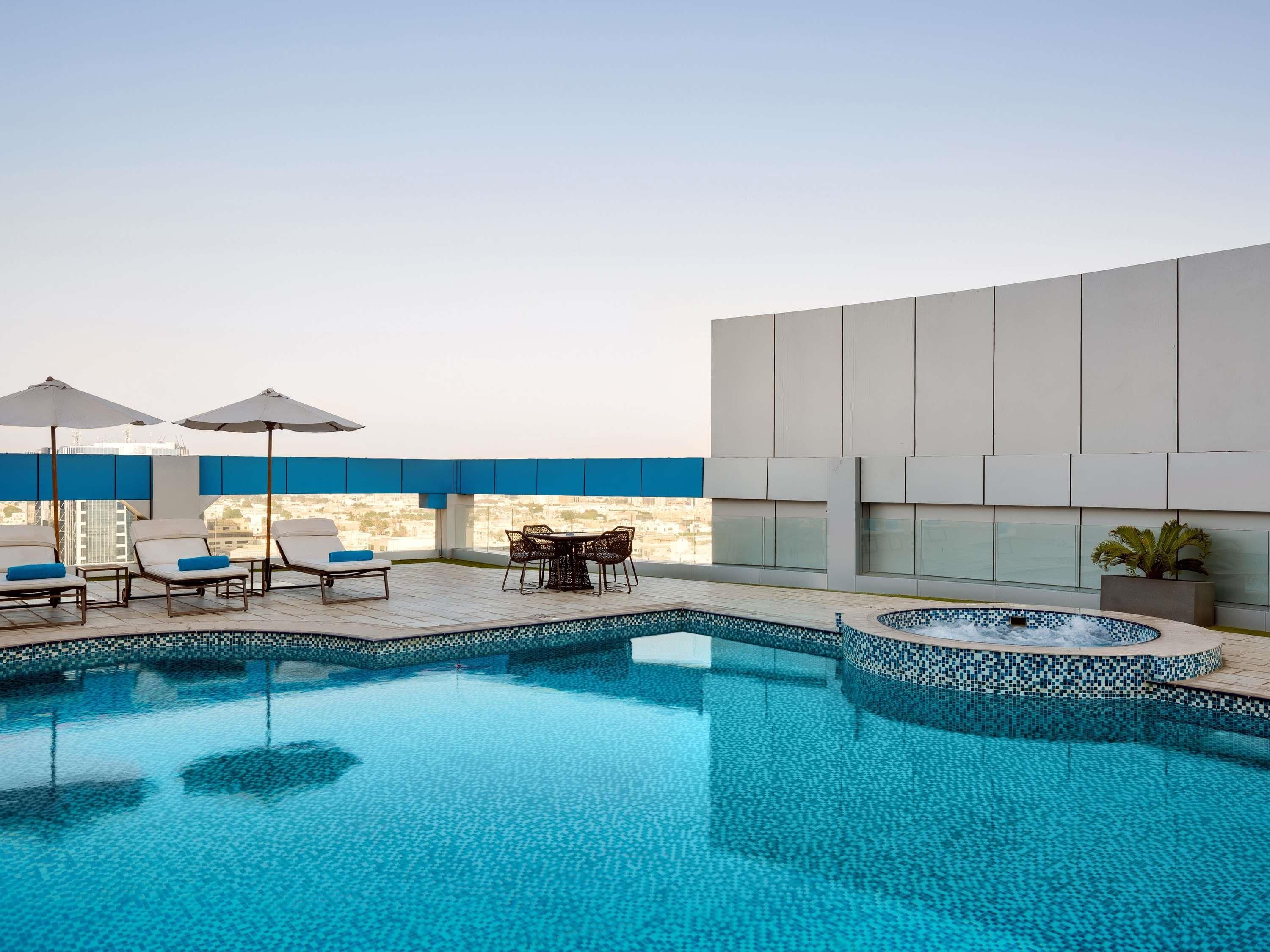 حوض السباحة