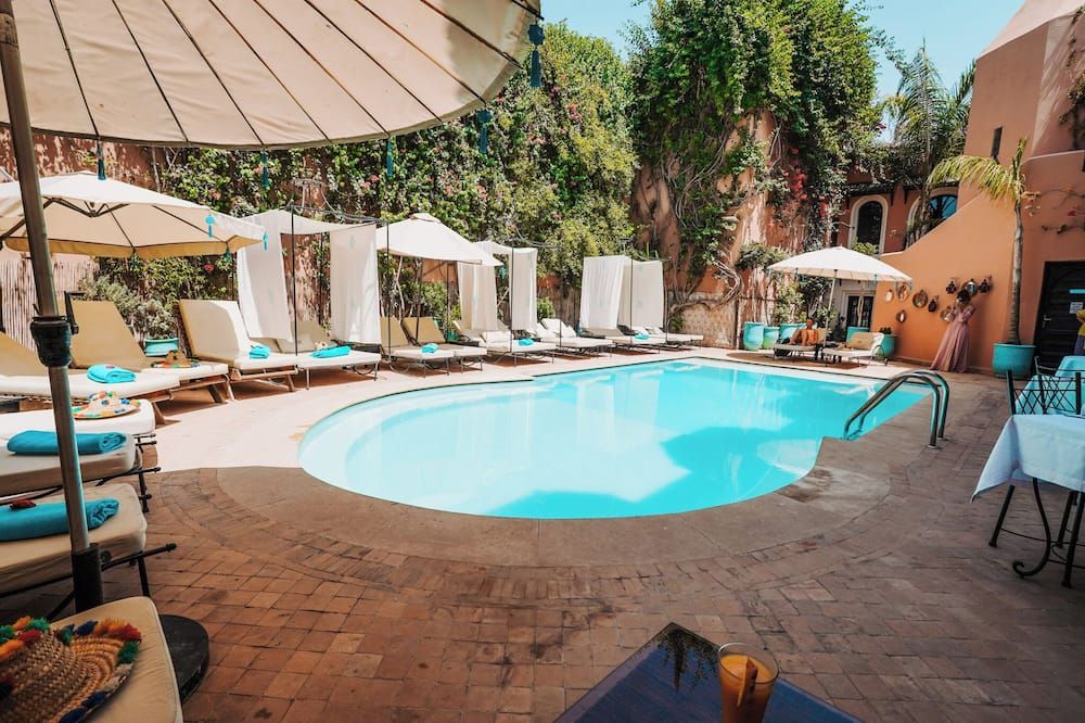 حوض السباحة