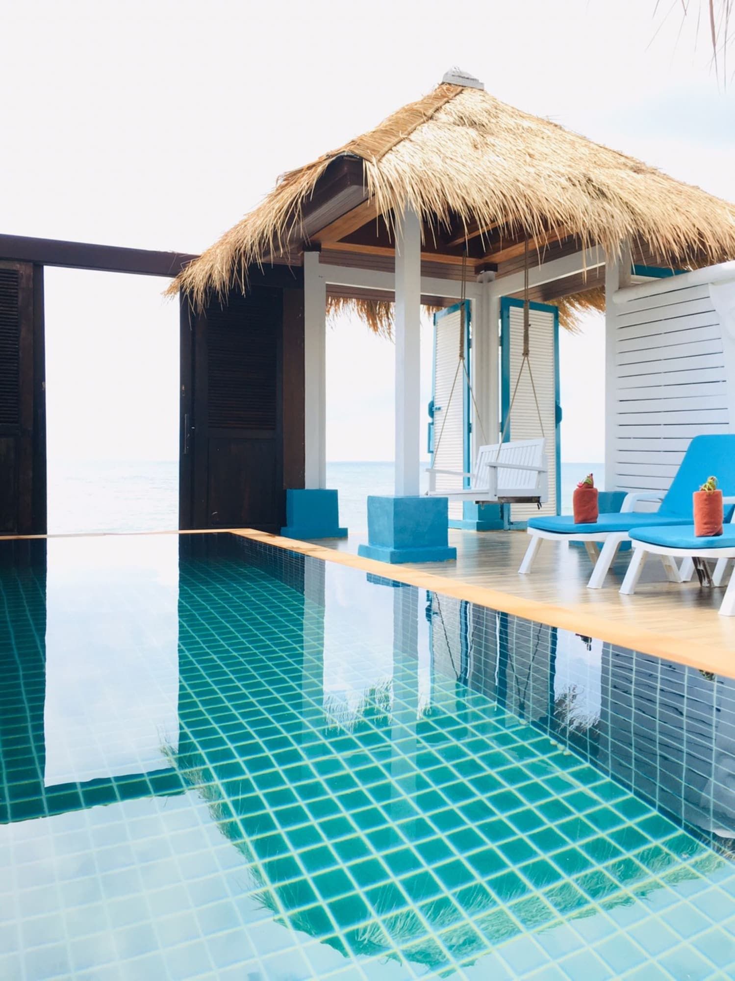 حوض السباحة