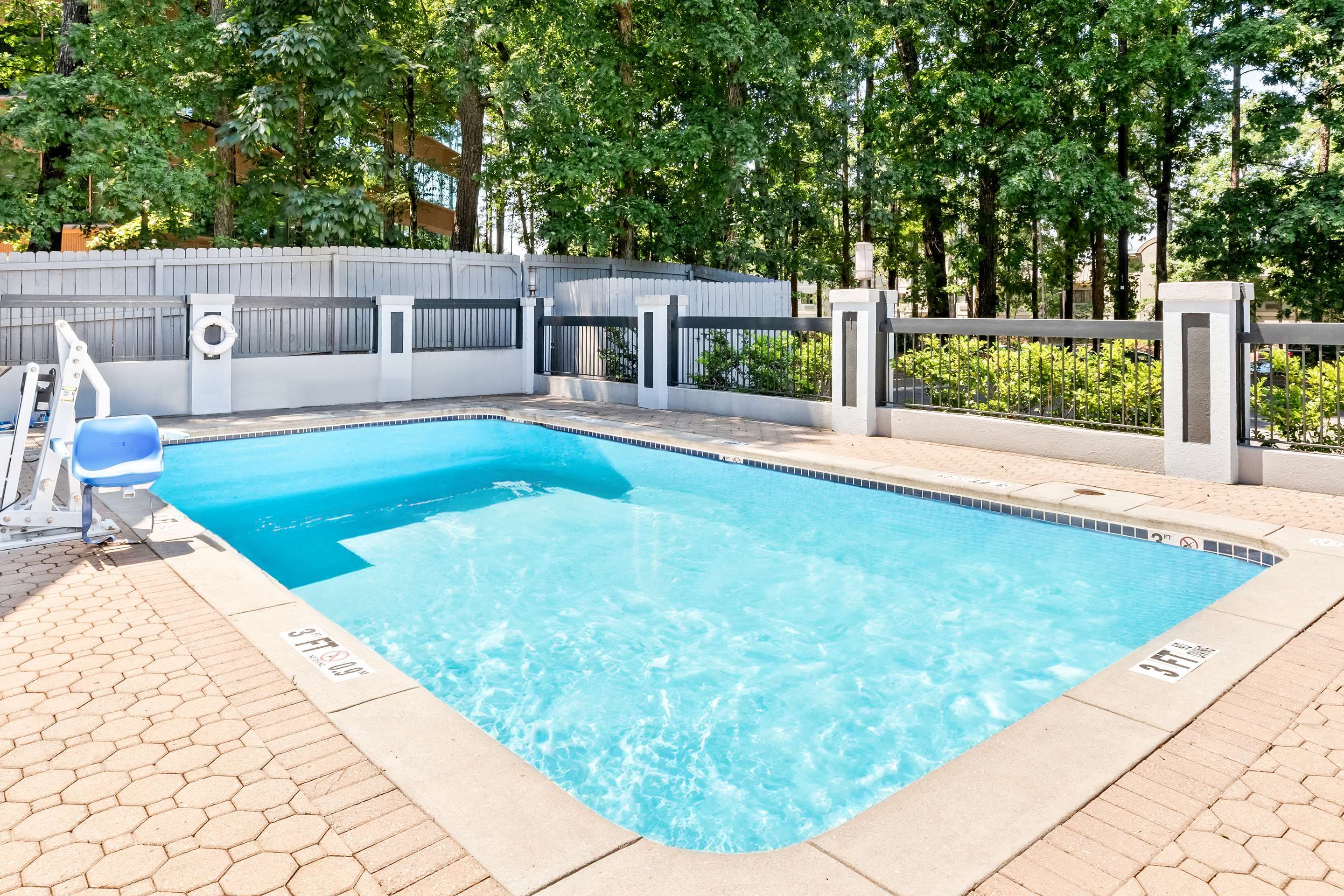 حوض السباحة