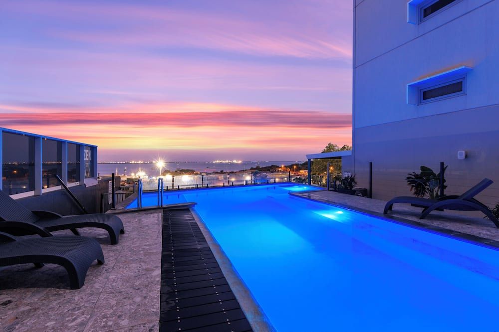 حوض السباحة