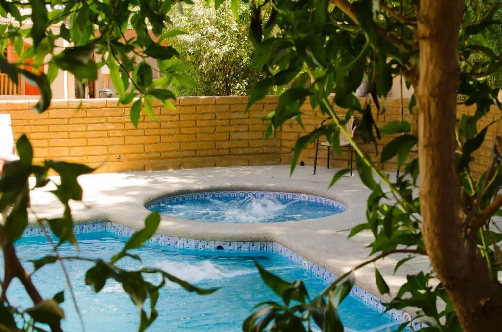 حوض السباحة